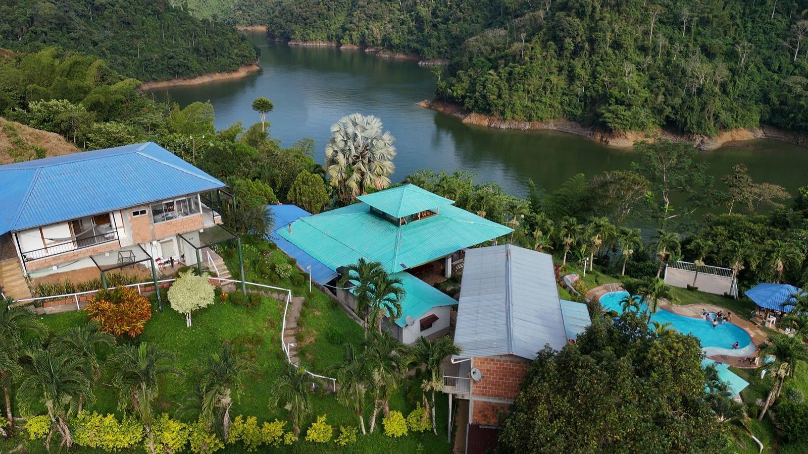 Vista aérea de las cabañas, los jardines y la piscina del Ecohotel Campo Alegre