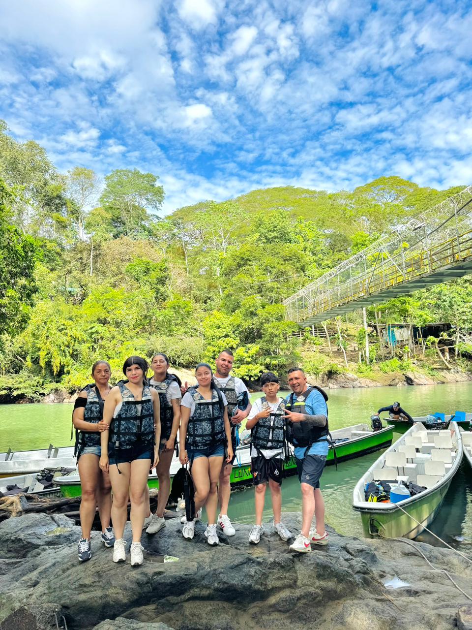 Grupo de visitantes en una salida guiada en lancha por el embalse