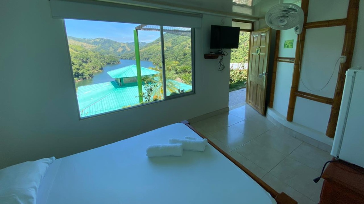 Habitación estándar con cama doble y ventana con vista al Embalse Amaní