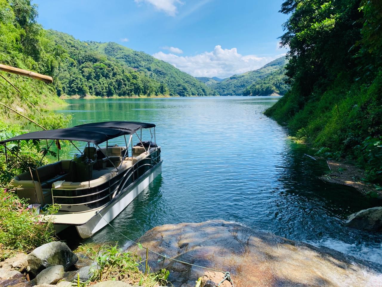 Lancha navegando el Embalse Amaní hacia el Ecohotel Campo Alegre