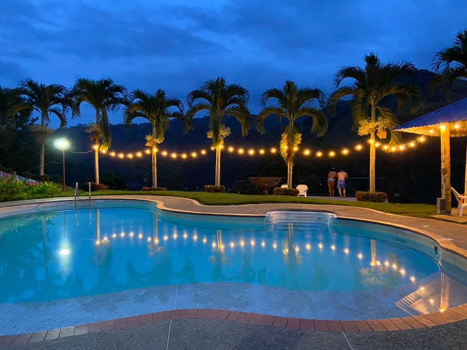 Piscina al atardecer con luces cálidas