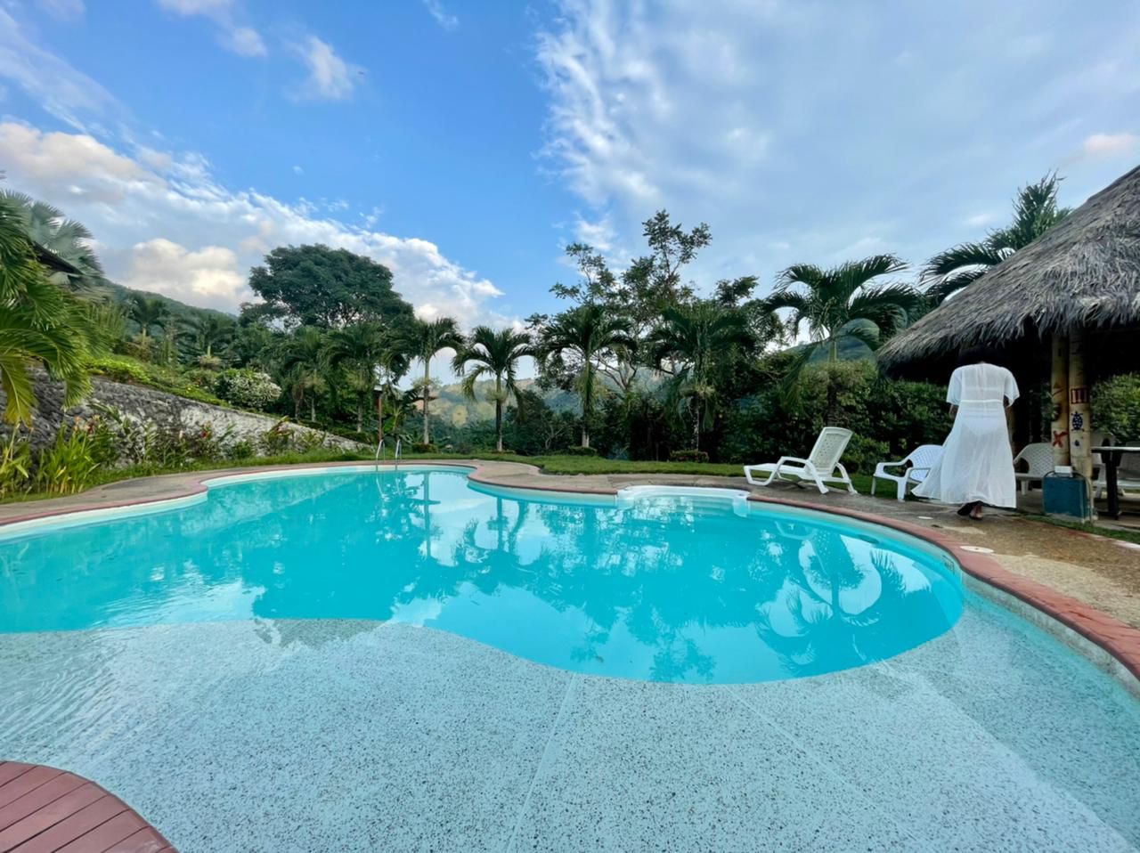 Piscina al aire libre del Ecohotel Campo Alegre con vista al embalse