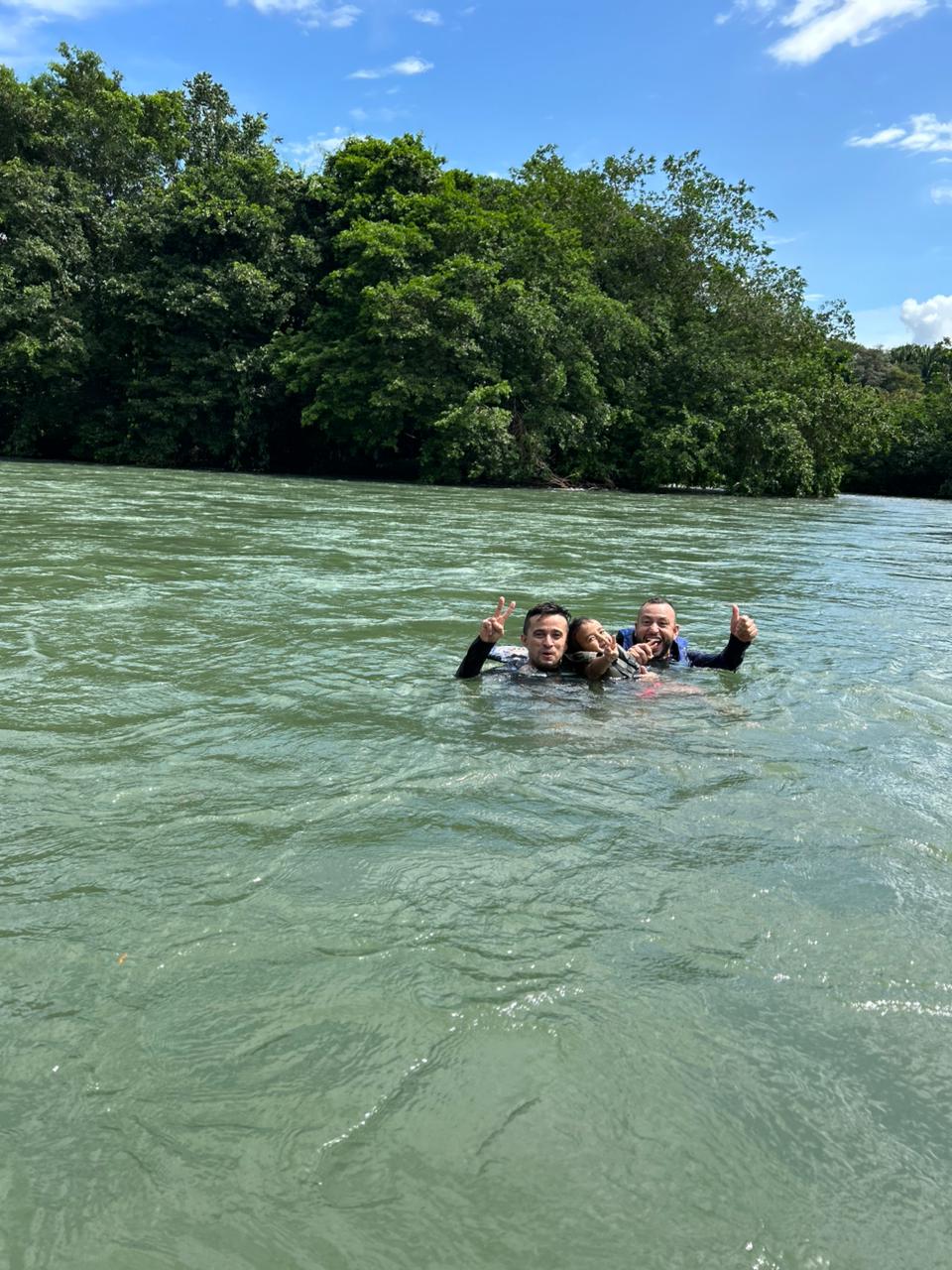 Baño en un río de aguas cristalinas en los alrededores del ecohotel
